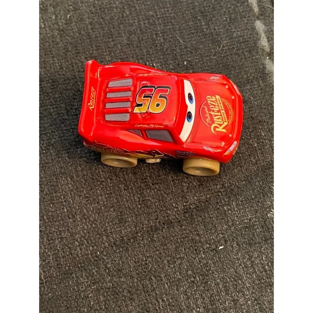 Disney Pixar Cars  Mini Racer Dirt Track Lightning  McQueen